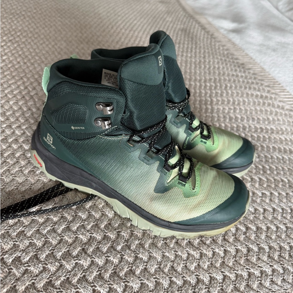 Salomón Vaya Gore Tek mid hiking boots. GUC sz.7.5